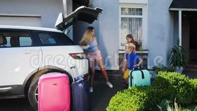 女人和她的孩子正在叫他们的狗<strong>上</strong>车，然后把行李装<strong>上</strong>车