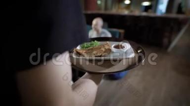 服务员手`的特写镜头，他端着托盘，端着刚准备好的煎蛋卷，盘子放在桌上