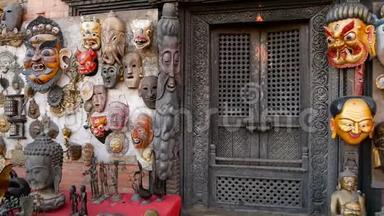 传统的彩色<strong>手工</strong>制作的木制面具和<strong>手工</strong>艺品在尼泊尔加德满都出售。 世界银行Durbar的纪念品商店