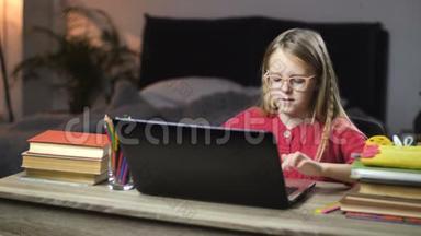 <strong>在家</strong>的笔记本电脑上微笑着上学女孩<strong>上网</strong>