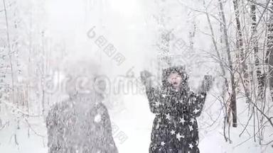 冬季步行和旅游理念.. 冬天，一对年轻的幸福夫妇在森林里散步，玩得开心
