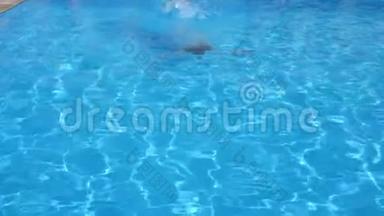 穿着泳衣的美女在泳池边的<strong>蓝色</strong>清水下漂流，进入暑假