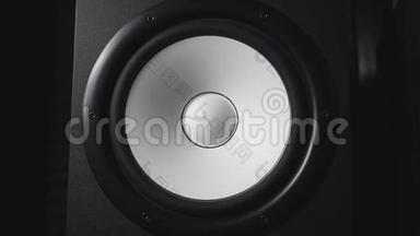 关闭移动现代低音炮录音室。 白色圆形音频扬声器从声音中脉动和振动