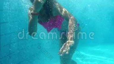 少女在<strong>度假酒店</strong>的水中游泳，在游泳池里潜水