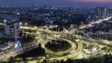城市景观鸟瞰时间晚曼谷，繁忙的交通<strong>跨越</strong>主干道高峰时间泰国。