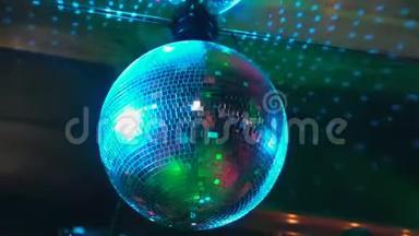 灯光秀。 拉泽秀。 夜店DJ派对人们享受音乐舞蹈的声音与五颜六色的光。 夜光俱乐部