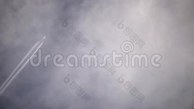 摄影，用长焦镜头拍摄一架飞机在云层中高空飞行。