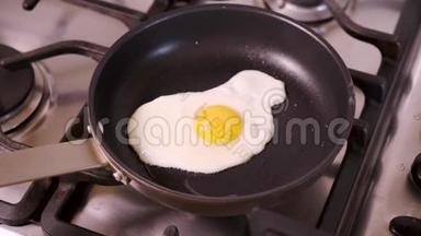 女人在家厨房用平底锅煎蛋吃煤气灶