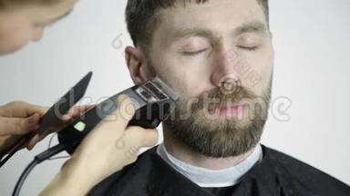 女理发师给男人梳胡须`。 女理发师理发，成年男子理发
