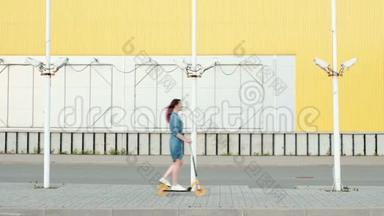 漂亮的年轻女子，穿着<strong>牛仔裙</strong>，穿着白色运动鞋，骑着一辆踢踏车穿过街道。