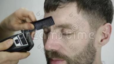 女理发师给男人梳胡须`。 女理发师理发，成年男子理发