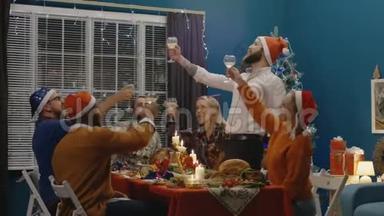 在圣诞庆祝晚会上笑着朋友做祝酒词