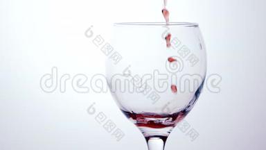 红酒倒进杯子里。 白色背景。