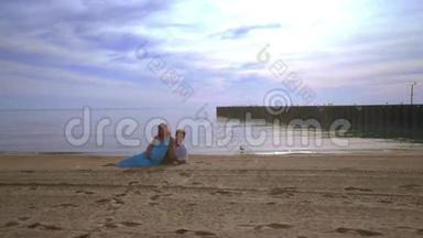爱情夫妻在海滩上放松。 爱夫妻海滩。 一对躺在海滩上的孕妇