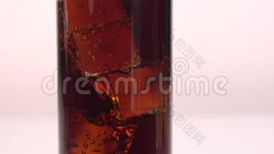 可乐倒在一个杯子里，里面有白色背景的冰块
