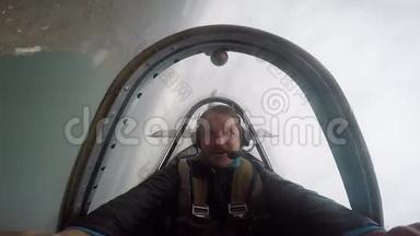 微笑飞行员坐在驾驶舱内的一架轻型特技飞行飞机，情绪来自飞行，特技飞行