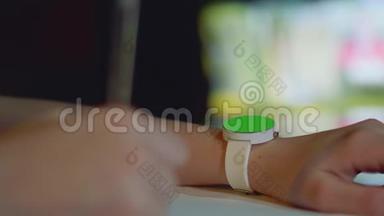 用绿色屏幕<strong>聚焦</strong>在女孩的左手上的白色手表，用女孩`的右手去<strong>聚焦</strong>笔