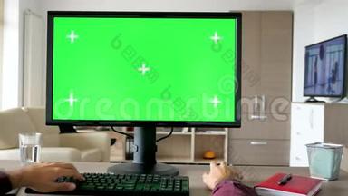 第一人称视图的滑动画面-人手在电脑键盘上输入绿色大屏幕色度模型