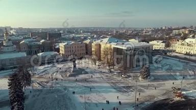乌克兰哈尔科夫-2016年12月13日：<strong>宪法</strong>广场空中展览，历史博物馆被雪覆盖