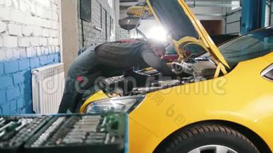 黄色汽车车库汽车服务-敞篷发动机修理