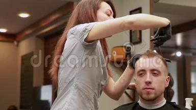 理发店里的一位女理发师把顾客`男人放在椅子上，开始理发。