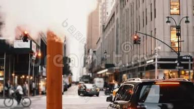 在美国纽约的<strong>交通道路</strong>上，市中心蒸汽烟管的近景。