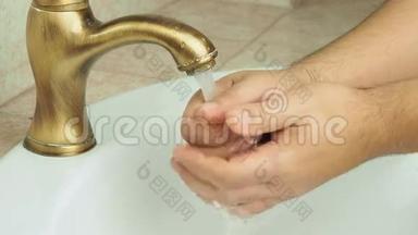 洗手的人