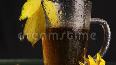 秋天的景色中，一阵热茶雨后，一个透明的杯子湿了：黄黄的落叶，黄花