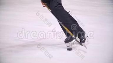 冰球运动员在冰球场上踩刹车