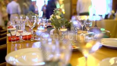 餐桌上有各种各样的食物邀请人们参加庆祝活动。 宴会盛宴与菜肴和服务食品。