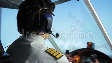 专业民航飞行员通过无线电向控制器传递飞行细节