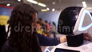 女孩拥抱机器人。 男人和机器人。 现代机器人技术。 人工智能。 今天的控制系统