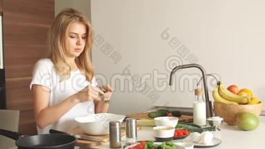 女人在厨房的砧板上用肉和蔬菜做烤肉串。