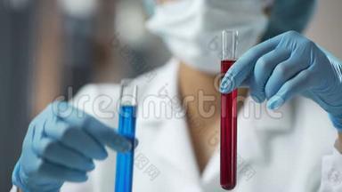 科学家在实验室里拿着两支带红色、蓝色液体的试管