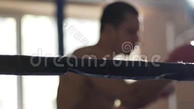 强拳击手在健身房打，比赛前训练进攻技巧