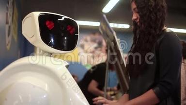 机器人看着女孩。 <strong>人工智能</strong>。 现代机器人技术。