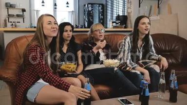 漂亮的欧洲女朋友在<strong>电视</strong>上看电影。 年轻迷人的女孩看情感电影4K慢动作。