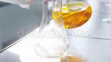 科学家将石油产品倒入实验室玻璃中