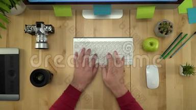 人手工作电脑键盘和吃苹果平板