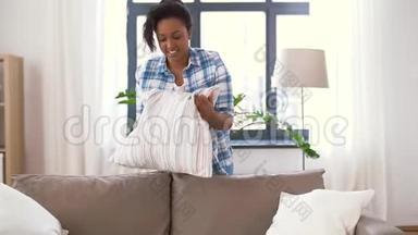 非裔美国妇女安排沙发靠垫