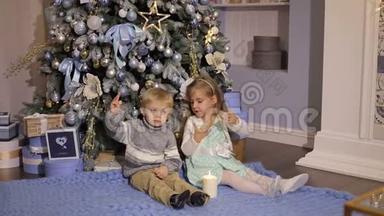 小孩子在圣诞树附近<strong>许愿</strong>。