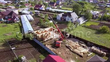 村有木屋在建.. 剪辑。 木屋建造过程的俯视图