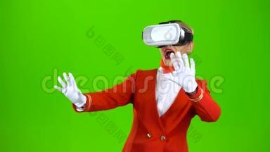 戴着虚拟现实眼镜的空姐玩<strong>游戏</strong>。 绿色屏幕