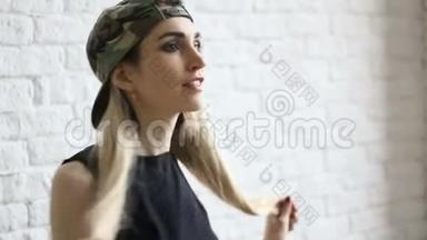 年轻美丽的运动女子舞蹈现代<strong>风格</strong>的舞蹈<strong>嘻哈</strong>在工作室白色砖墙背景。