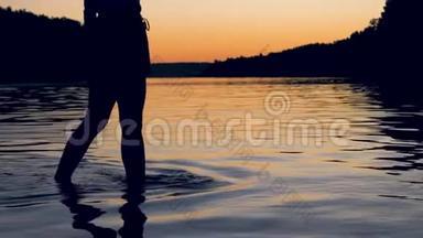 女人的腿优雅，优雅地走在<strong>红霞</strong>夕阳下的湖中
