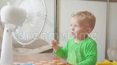 童年，家的概念-可爱的小男孩与大冷却风扇