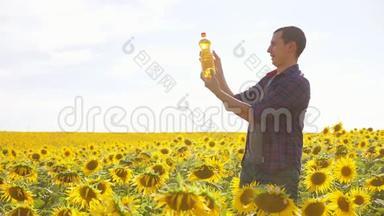 日落时分，农夫手里拿着一瓶葵花油。 <strong>葵花籽</strong>油改善皮肤生活方式健康