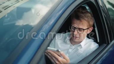 年轻的出租车司机在出租车上开车，在笔记本电脑上找路，点餐，自雇