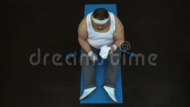 运动训练后出汗肥胖男子饮水，恢复水平衡