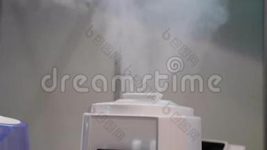 加湿器在室内以大量蒸汽量传播蒸汽